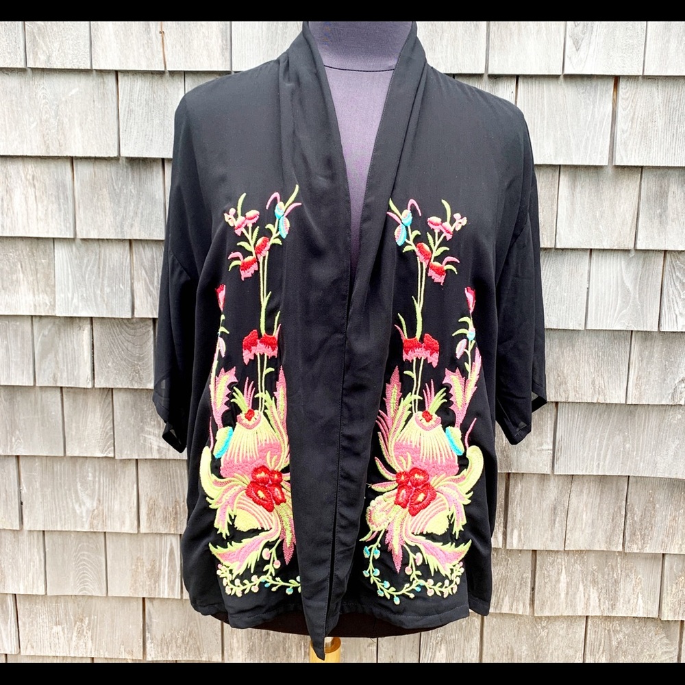 Forever 21+ black kimono 2x3x NWOT embroidered